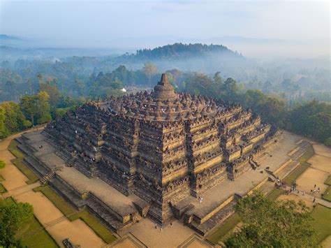 ボロブドゥールの建設、2世紀インドネシアにおける仏教芸術の頂点と壮大な建築技術の結晶