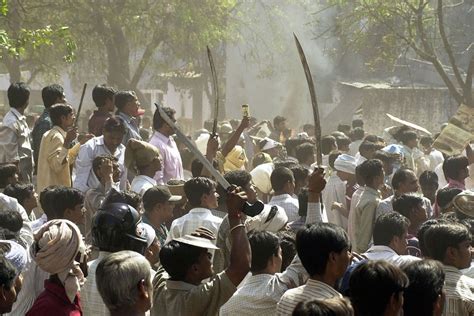 インドの21世紀における歴史的転換点、グジャラート暴動：宗教対立と社会的不平等が噴出